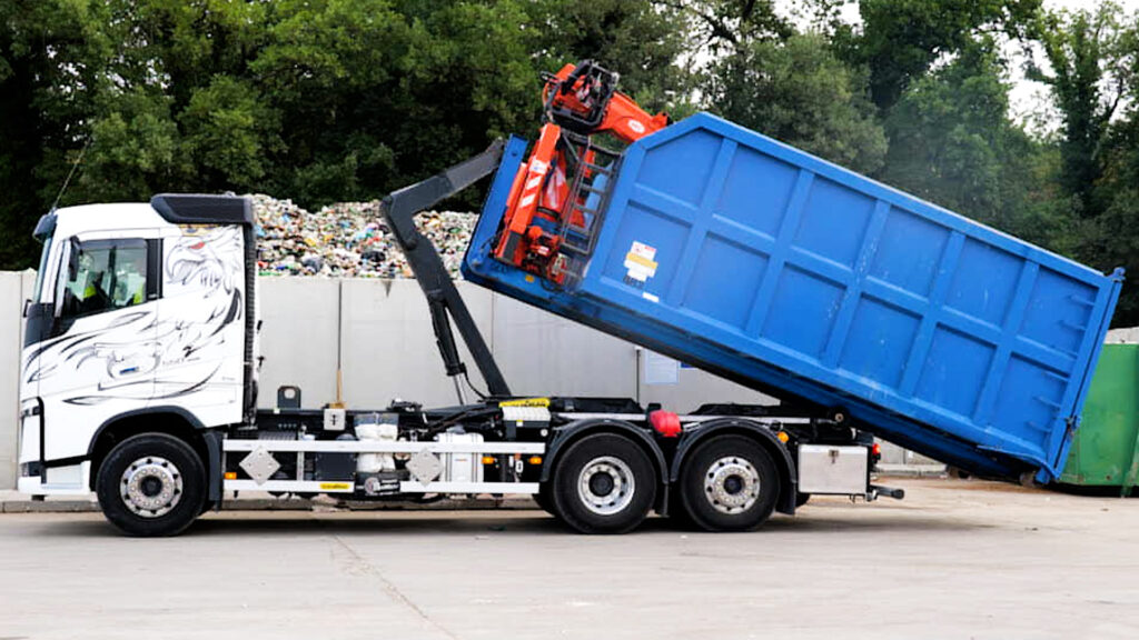 SERVIZIO SCARRABILE – CARICO CON GRU DOTATA DI BENNA E NOLO CONTAINERS