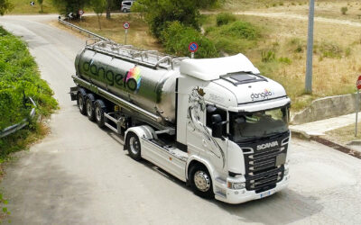 THREE COMPARTMENTS STAINLESS STEEL TANKER TRUCK